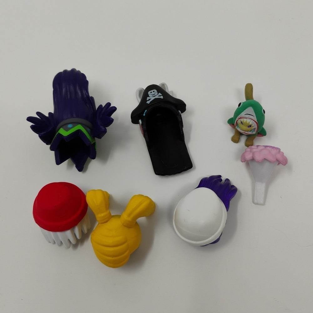 ROBLOX Storage Carry Case with 15 Figures & Accessories - No Codes Included - Picture 15 of 16